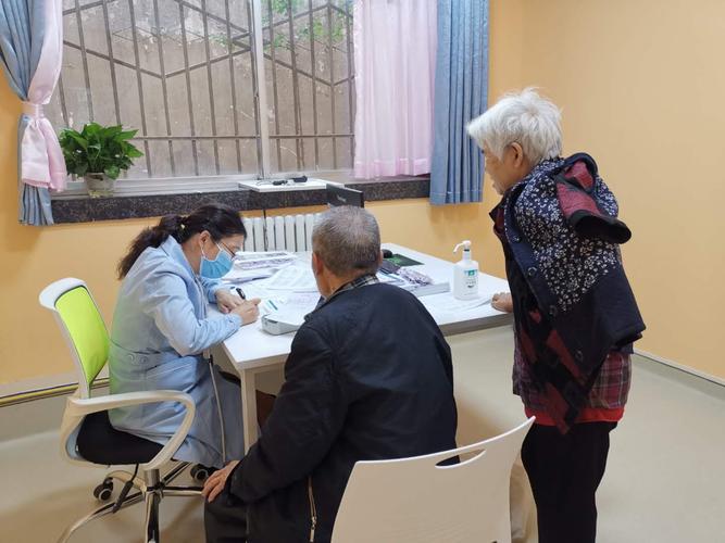 前来参加活动的老人和家长们也纷纷到专家诊室进行健康咨询.
