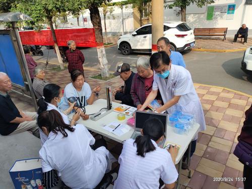 现场为居民测量血压,开展健康咨询活动